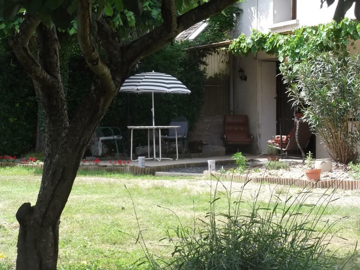 Bed and Breakfast 43 Rue Des Quarts Ménesplet Exterior foto
